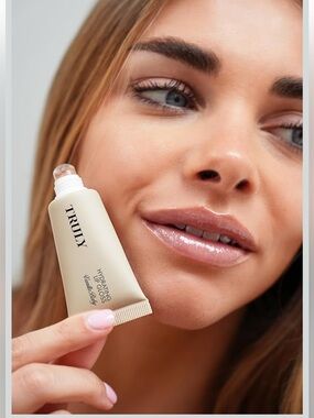 TRULY Hydrating Lip Gloss High Shine & Tint/ Vanilla Baby. NIB